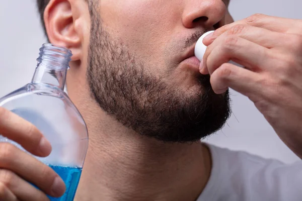 Close Van Een Man Zijn Mond Met Mondwater Spoelen — Stockfoto