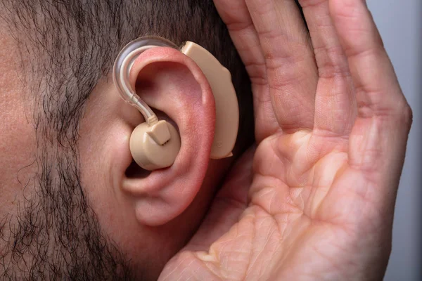 Γκρο Πλαν Ενός Ανθρώπου Χέρι Εισαγωγή Ακουστικό Βαρηκοΐας Στο Αυτί — Φωτογραφία Αρχείου