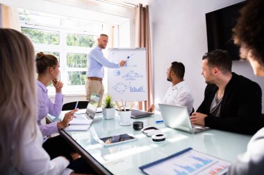 Genç işadamı Office birinde sunu