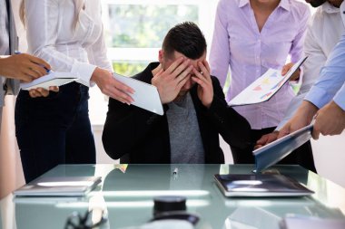 Onun meslektaşları ile Office belgelerinde çevrili işadamı vurguladı