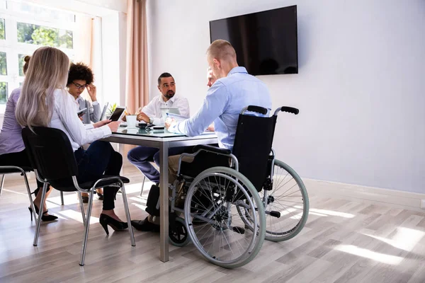 Gestionnaire Masculin Handicapé Assis Avec Ses Collègues Sur Lieu Travail — Photo