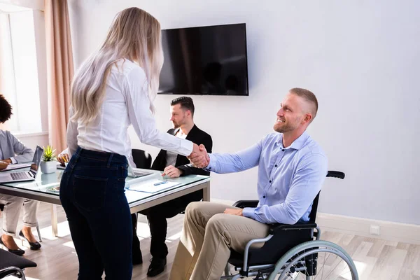 Handicap Gelukkig Zakenman Schudden Van Hand Met Zijn Vrouwelijke Collega — Stockfoto