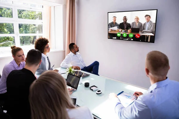 Grupo Empresários Habilidosos Videoconferência Sala Reuniões — Fotografia de Stock