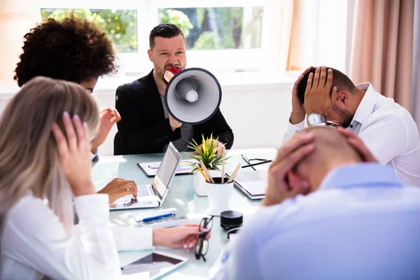 Angry Businessman Gritando Com Seus Colegas Através Megaphone — Fotografia de Stock