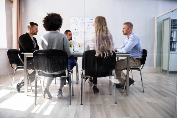 Grupo Empresários Sentados Escritório Durante Reunião Negócios — Fotografia de Stock