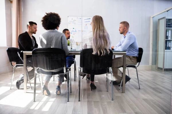 Grupp Affärsmän Som Sitter Kontor Affärsmöte — Stockfoto