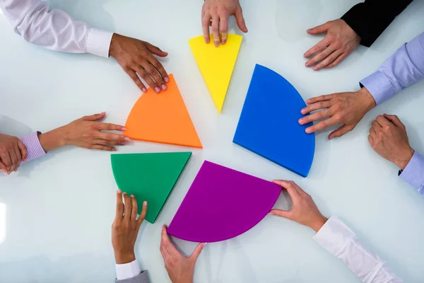 Businesspeople Hand Connecting Multi Colored Pieces Pie Chart Desk — Stock Photo, Image