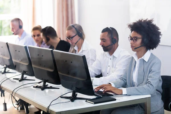 Jóvenes Ejecutivos Servicio Cliente Usando Auriculares Trabajando Call Center — Foto de Stock