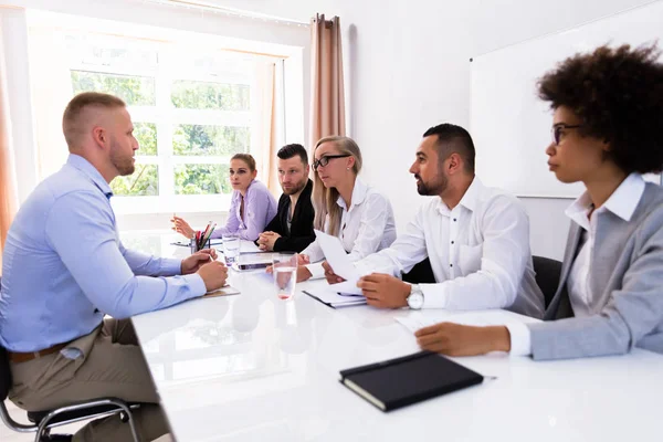 Giovane Uomo Seduto Colloquio Incontro Ufficio — Foto Stock