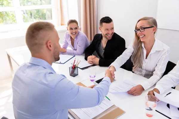 Lächelnder Junger Mann Schüttelt Frau Beim Vorstellungsgespräch Die Hand — Stockfoto