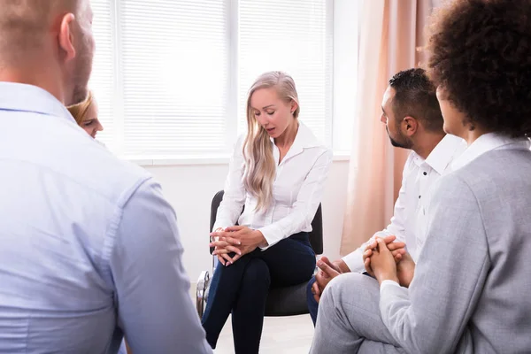 Pessoas Ouvindo Jovem Mulher Falando Sobre Seus Problemas Sessão Terapia — Fotografia de Stock