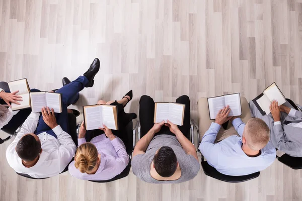 Verhoogde Weergave Van People Sitting Row Lezing Heilige Boek — Stockfoto