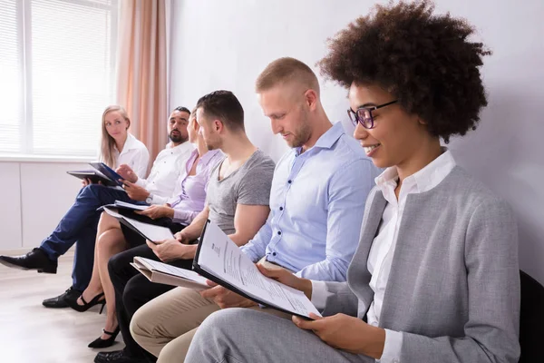 Grupo Diversos Con Reanudar Personas Esperando Entrevista Trabajo — Foto de Stock