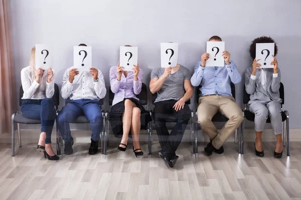 Pessoas Segurando Sinal Ponto Interrogação Frente Seu Rosto — Fotografia de Stock