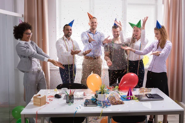 Grupa Młodych Biznesmeni Obchodzi Nowy Rok Party Biurze — Zdjęcie stockowe