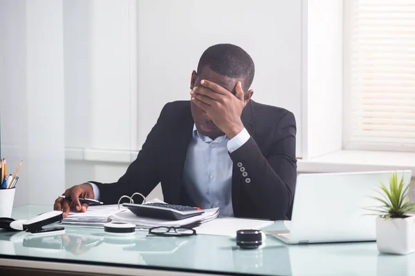 Nahaufnahme Eines Besorgten Jungen Geschäftsmannes Der Büro Auf Den Taschenrechner — Stockfoto