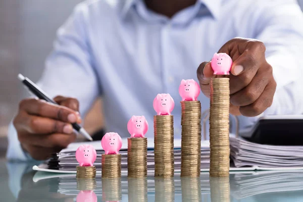 Primer Plano Mano Una Persona Colocando Pink Piggybank Orden Creciente — Foto de Stock