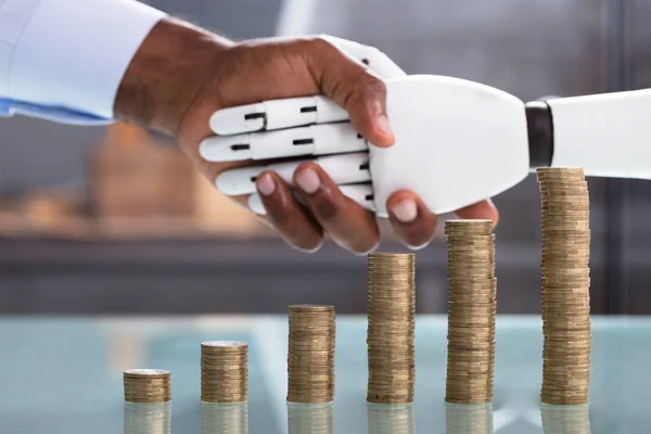 Aumento Pila Monedas Frente Hombre Estrechando Mano Con Robot — Foto de Stock