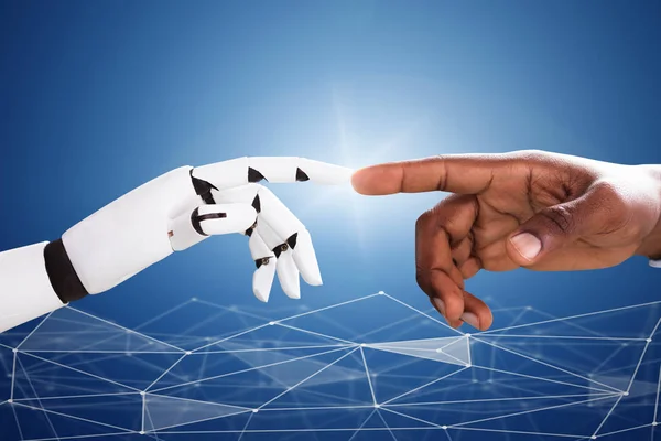 Roboter Der Den Zeigefinger Des Menschen Vor Digitalem Hintergrund Berührt — Stockfoto