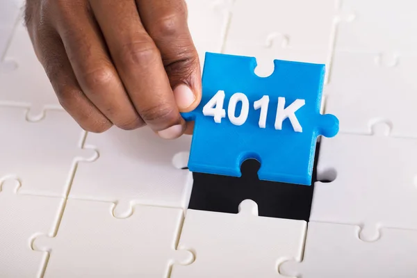 Visão Aérea Mão Uma Pessoa Segurando 401K Blue Jigsaw Puzzle — Fotografia de Stock
