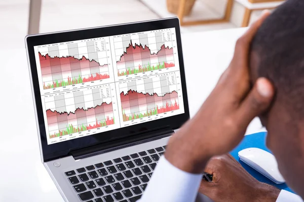 Közeli Kép Zaklató Üzletember Graph Diagramra Laptop Képernyőjén Munkahelyen — Stock Fotó