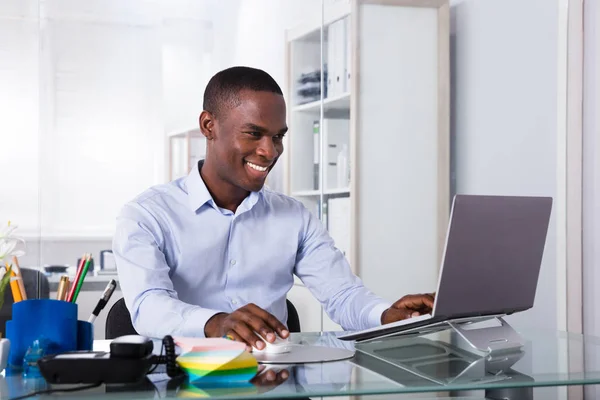 Retrato Jovem Sorridente Empresário Usando Laptop Local Trabalho — Fotografia de Stock