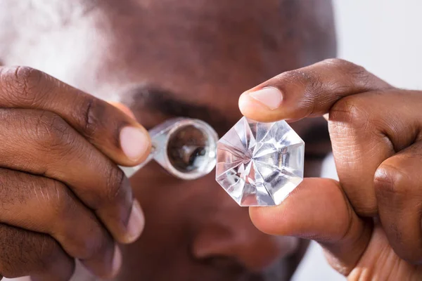 Close Uma Pessoa Que Verifica Qualidade Diamante — Fotografia de Stock