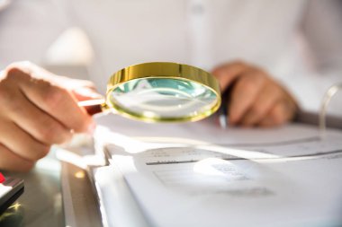Büyüteç ofiste bir yasa inceleyerek işadamı