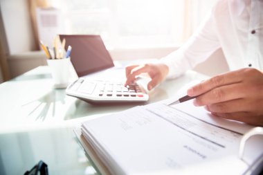 Bill Office hesaplama bir işadamı el Close-up