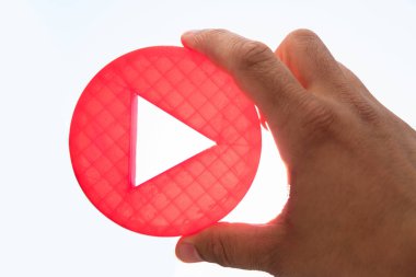 Kırmızı oyun simgesi tutan bir kişinin el Close-up