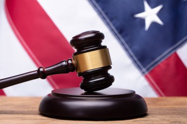 Close-up Amerikan bayrağı önünde sondaj blokta çekiç