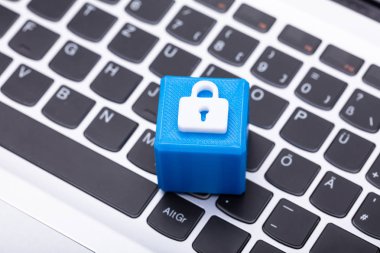 Laptop tuş takımı üzerindeki kilit simgesiyle mavi küp blok