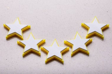 Beş yıldızlı Rating simgesi yükseltilmiş görünümü arka plan üzerinde