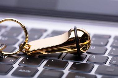 Close-up Laptop tuş takımındaki altın otel Anahtarlık