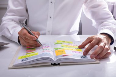 İşadamı el yazma programı Diary ofis masasında
