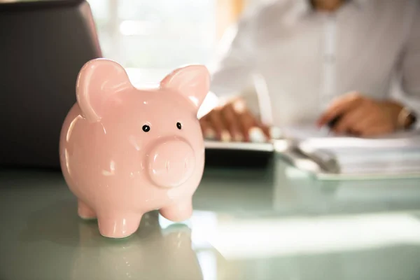 Närbild Piggybank Framför Affärsman Beräkning Bill Med Miniräknare — Stockfoto