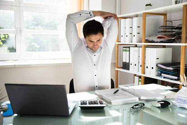 Jeune Homme Affaires Étirant Les Bras Sur Lieu Travail — Photo