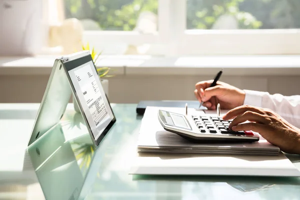 Close Businessman Hand Calculating Invoice Using Calculator — Stock Photo, Image