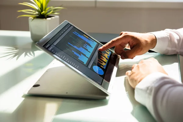 Close Van Een Zakenman Hand Analyseren Van Grafiek Laptop Werkplek — Stockfoto