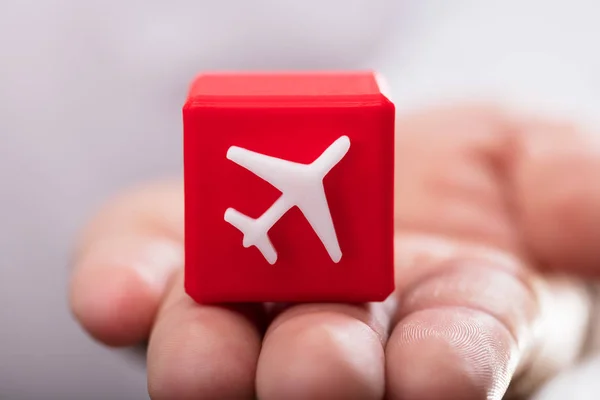 Närbild Persons Hand Hållande Röda Cubic Blocket Med Flygplan Symbol — Stockfoto