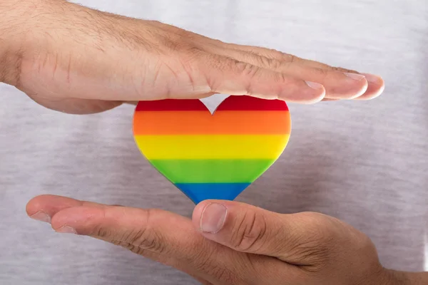 Close Mão Homem Segurando Coração Lgbt Arco Íris — Fotografia de Stock