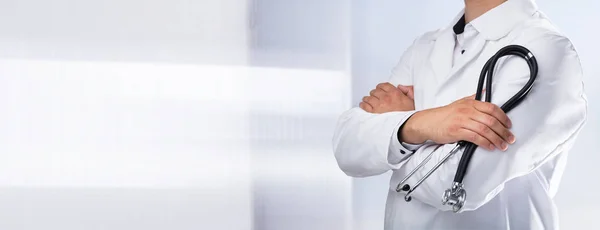 Zbliżenie Lekarz Założonymi Rękoma Przytrzymanie Stetoskop — Zdjęcie stockowe