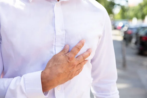 Primo Piano Della Mano Dell Uomo Sul Petto All Aperto — Foto Stock