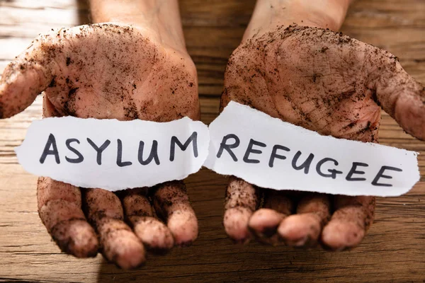 Грязные Руки Человека Двумя Листами Бумаги Показывающими Беженца Слова Убежища — стоковое фото