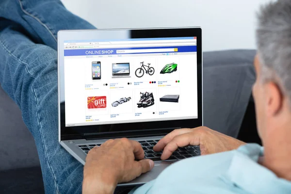 Közeli Kép Egy Ember Online Vásárlás Laptop Otthon — Stock Fotó