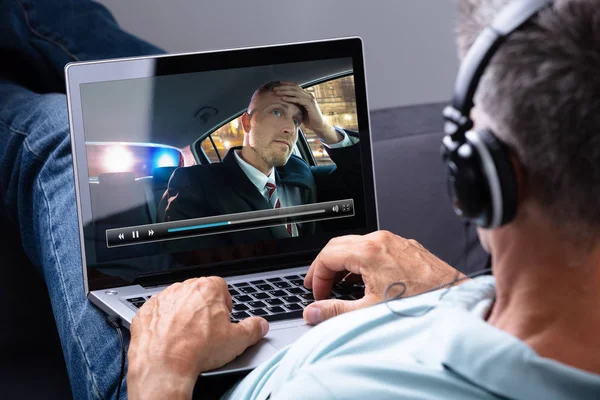 Entspannter Mann Mit Kopfhörer Schaut Sich Video Auf Laptop — Stockfoto