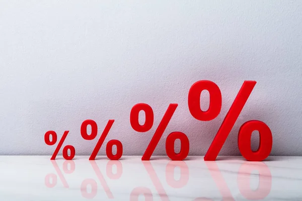 Increasing Size Red Percentage Symbols Row — Stock Photo, Image