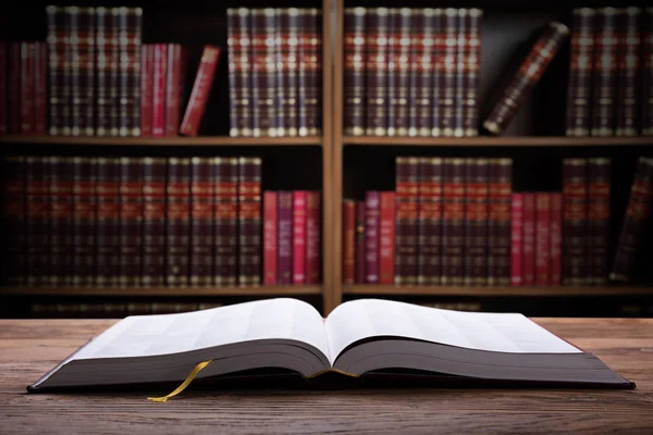 Close Livro Direito Aberto Sobre Mesa Madeira Sala Tribunal — Fotografia de Stock