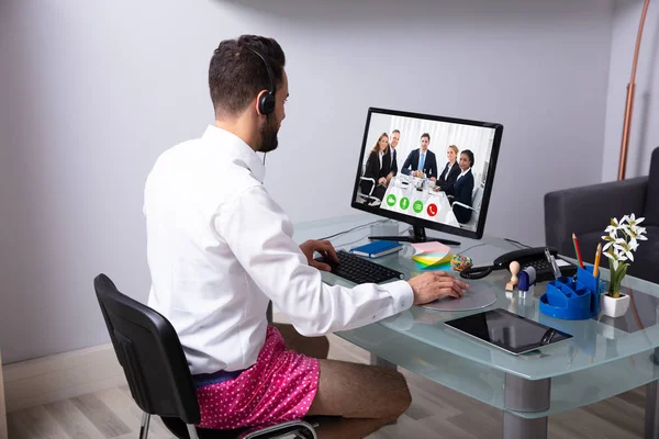 Giovane Imprenditore Utilizzando Cuffie Mentre Videoconferenza Sul Computer — Foto Stock