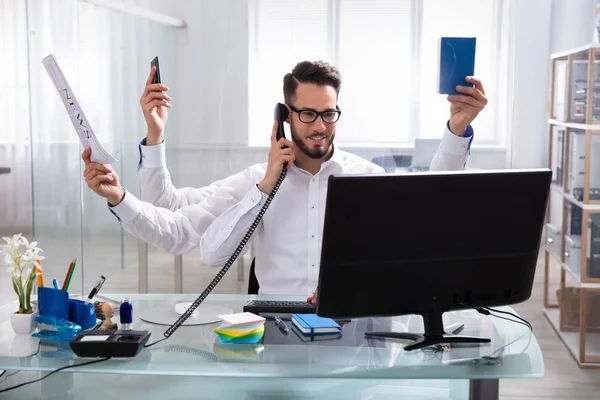 Jovem Empresário Sorrindo Fazendo Trabalho Multitarefa Local Trabalho — Fotografia de Stock